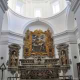 Una volta entrati ci soffermiamo davanti all�altare maggiore, al centro del quale si trova un quadro che rappresenta la Madonna del Suffragio del pittore Francesco Guarini